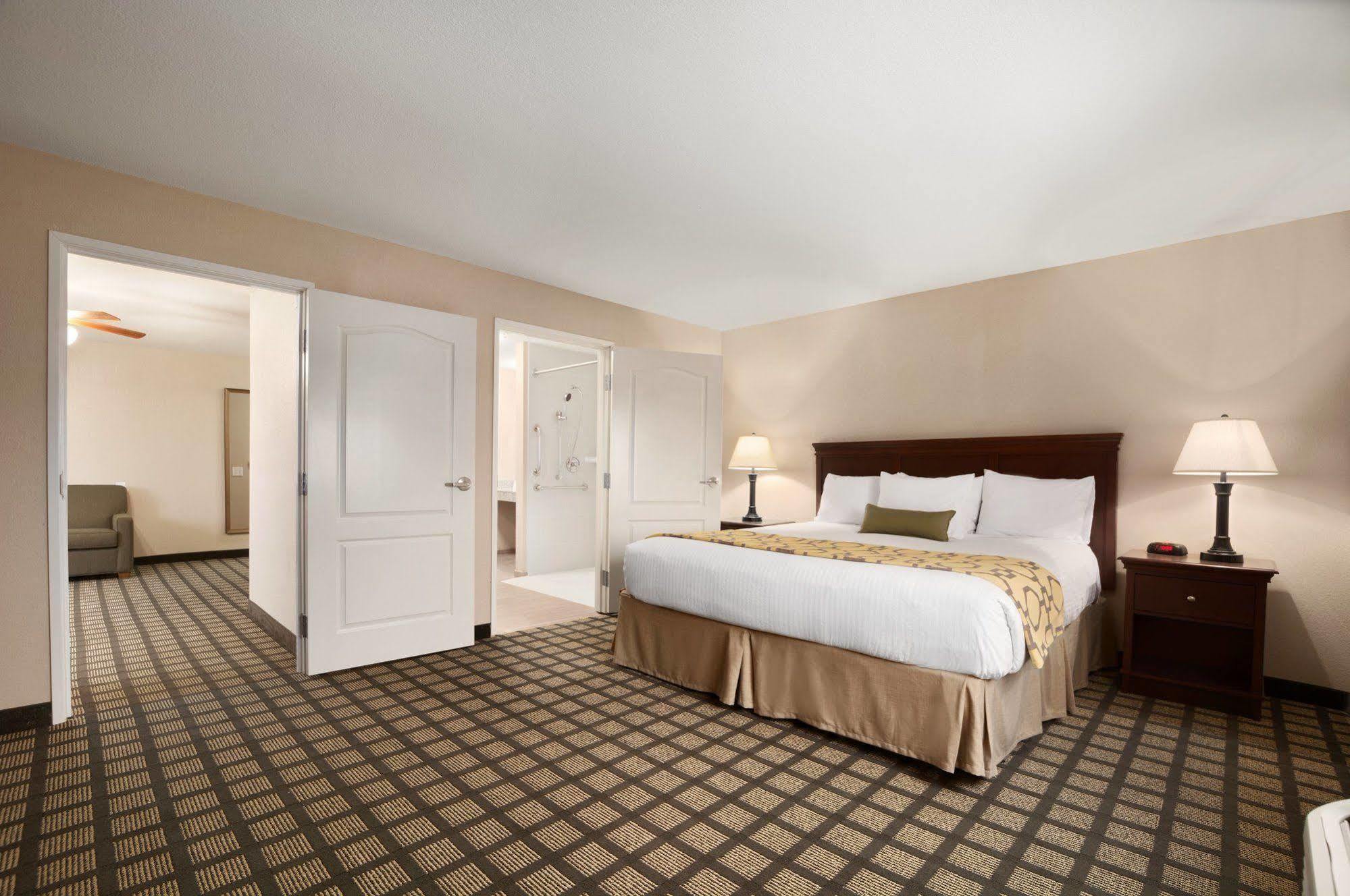 Baymont Inn & Suites By Wyndham Odessa Buitenkant foto